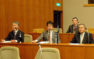 日本共産党鶴岡市議団の４議席。左から加藤鉱一、関 徹、　加藤太一、三浦幸雄議員（鶴岡市議会・本会議場）